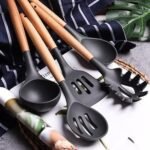 ⁦مجموعة أدوات مطبخ من السيليكون مع مقبض خشبي 12 قطعة : 12 pièces d’ustensiles de cuisine en silicone⁩ - الصورة ⁦3⁩