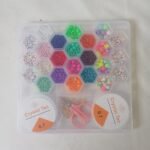 ⁦مجموعة خرز الطين وبذور الزجاج مع أدوات لصنع المجوهرات للأطفال 24 فتحة : Ensemble de pendentifs pour la fabrication de bijoux enfant 24 grilles RF-017⁩ - الصورة ⁦3⁩