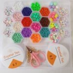 مجموعة خرز الطين وبذور الزجاج مع أدوات لصنع المجوهرات للأطفال 24 فتحة : Ensemble de pendentifs pour la fabrication de bijoux enfant 24 grilles RF-017