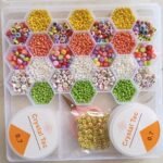 ⁦مجموعة خرز الطين وبذور الزجاج مع أدوات لصنع المجوهرات للأطفال 24 فتحة : Ensemble de pendentifs pour la fabrication de bijoux enfant 24 grilles RF-0158⁩ - الصورة ⁦2⁩