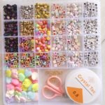 ⁦مجموعة حبات الأحرف مع أدوات لصنع المجوهرات للأطفال 25 فتحة : Ensemble de pendentifs et de lettres pour la fabrication de bijoux enfant 25 grilles RF/10014-27⁩ - الصورة ⁦2⁩