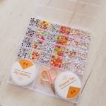 ⁦مجموعة حبات الأحرف مع أدوات لصنع المجوهرات للأطفال 24 فتحة : Ensemble de pendentifs et de lettres pour la fabrication de bijoux enfant 24 grilles RF/1833-45⁩ - الصورة ⁦2⁩