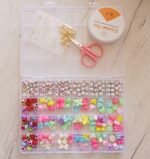 مجموعة بذور الزجاج و حبات الأحرف مع أدوات لصنع المجوهرات للأطفال 24 فتحة : Ensemble de pendentifs et de lettres pour la fabrication de bijoux enfant 24 grilles 889-51A