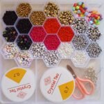 ⁦مجموعة بذور الزجاج و حبات الأحرف مع أدوات لصنع المجوهرات للأطفال 24 فتحة : Ensemble de pendentifs pour la fabrication de bijoux enfant 24 grilles RF/2301423-2⁩ - الصورة ⁦2⁩