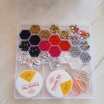 ⁦مجموعة بذور الزجاج و حبات الأحرف مع أدوات لصنع المجوهرات للأطفال 24 فتحة : Ensemble de pendentifs pour la fabrication de bijoux enfant 24 grilles RF/2301423-2⁩ - الصورة ⁦4⁩