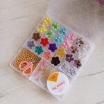 ⁦مجموعة بذور الزجاج و حبات الأحرف مع أدوات لصنع المجوهرات للأطفال 25 فتحة : Ensemble de pendentifs pour la fabrication de bijoux enfant 25grilles 2301421-5⁩ - الصورة ⁦2⁩