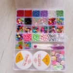 ⁦مجموعة بذور الزجاج و حبات الأحرف مع أدوات لصنع المجوهرات للأطفال 27 فتحة : Ensemble de pendentifs pour la fabrication de bijoux enfant 27grilles 2301423-3⁩ - الصورة ⁦2⁩