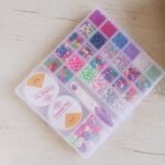 ⁦مجموعة بذور الزجاج و حبات الأحرف مع أدوات لصنع المجوهرات للأطفال 27 فتحة : Ensemble de pendentifs pour la fabrication de bijoux enfant 27grilles 2301423-3⁩ - الصورة ⁦5⁩