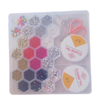 ⁦مجموعة بذور الزجاج و حبات الأحرف مع أدوات لصنع المجوهرات للأطفال 24 فتحة : Ensemble de pendentifs pour la fabrication de bijoux enfant 24 grilles RF/2301423-2⁩ - الصورة ⁦5⁩